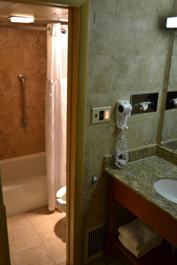 Hotel Ramada By Wyndham & Conference Center State College