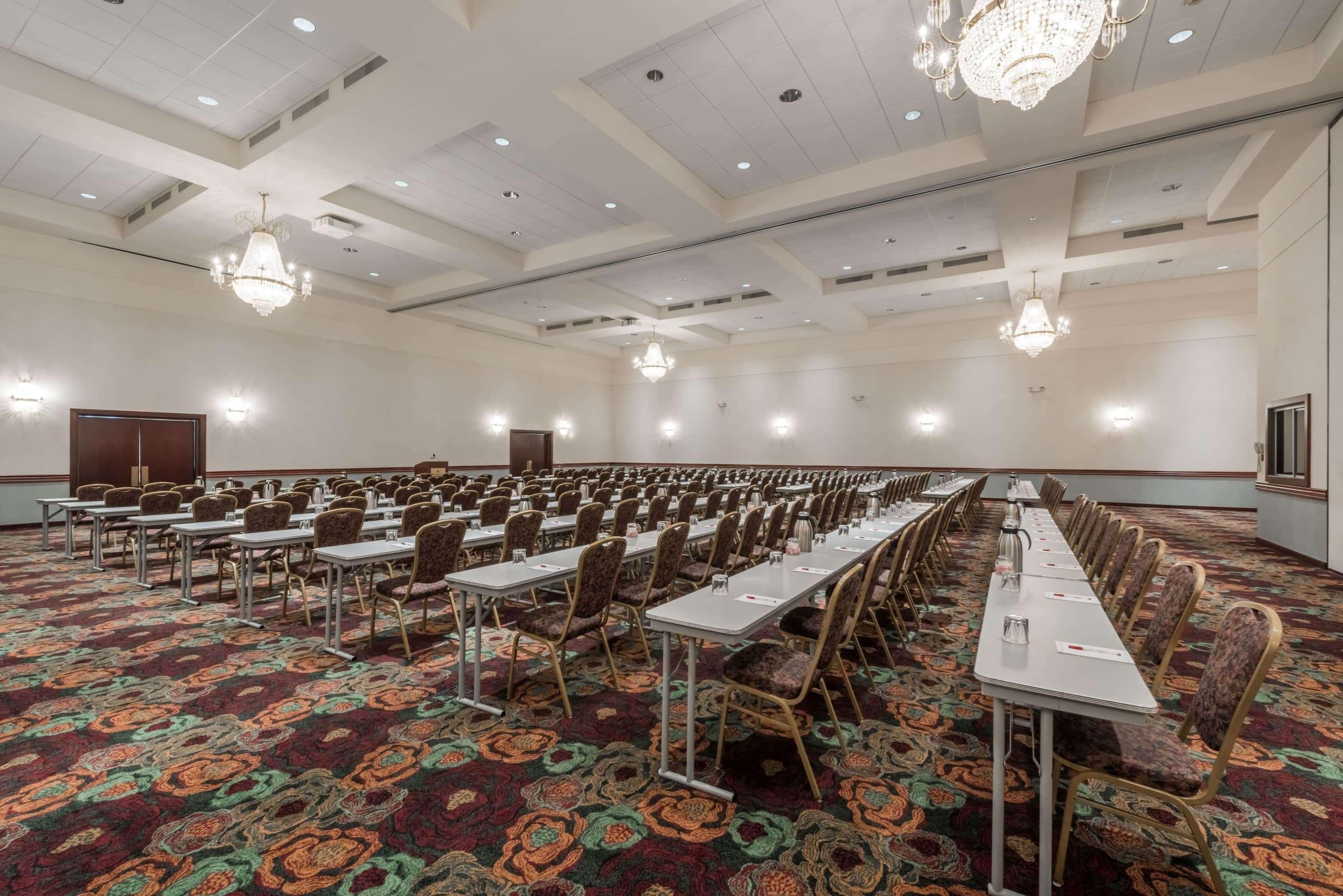 Ramada By Wyndham & Conference Center 3*