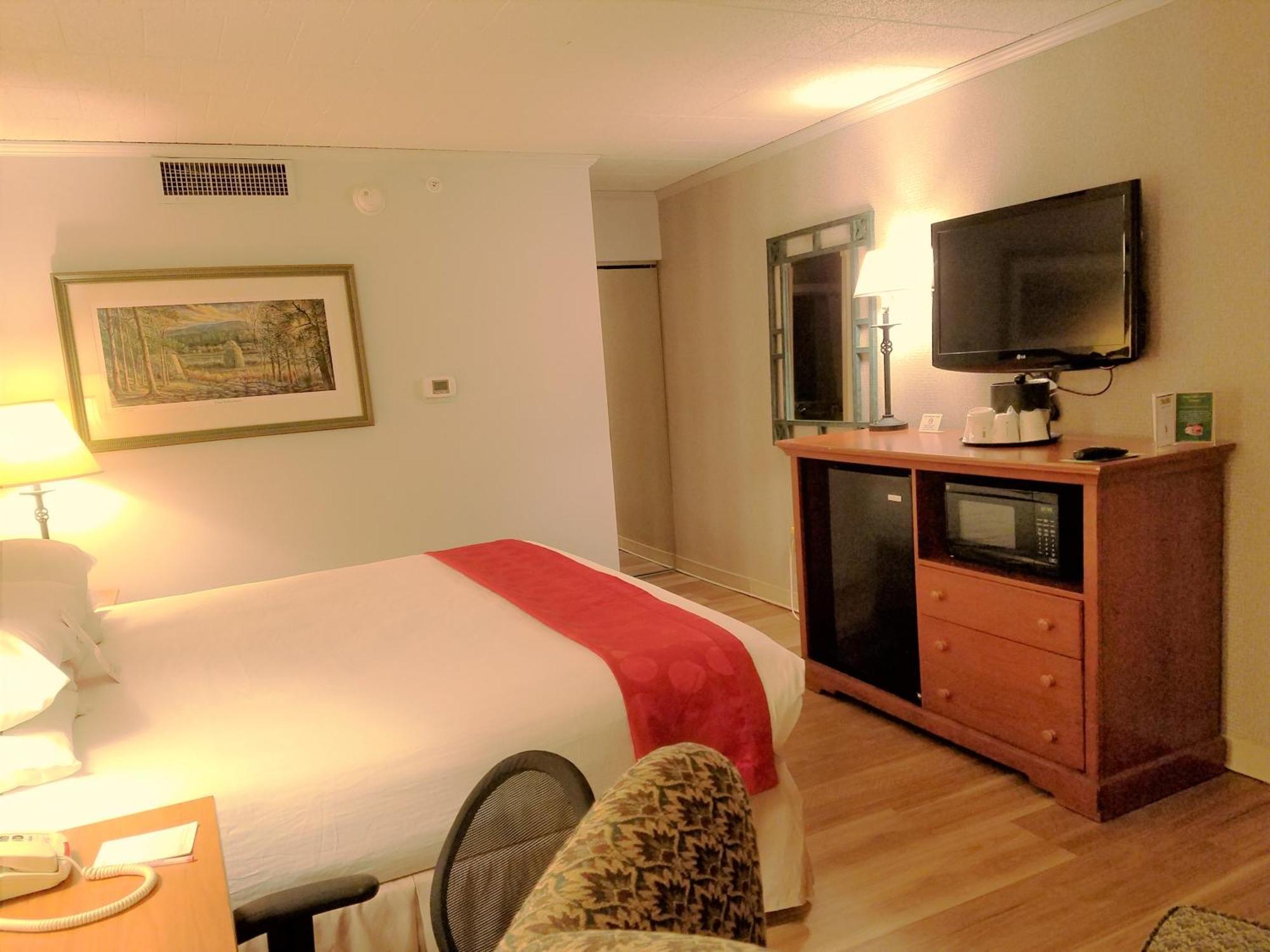 Hotel Ramada By Wyndham & Conference Center 3*