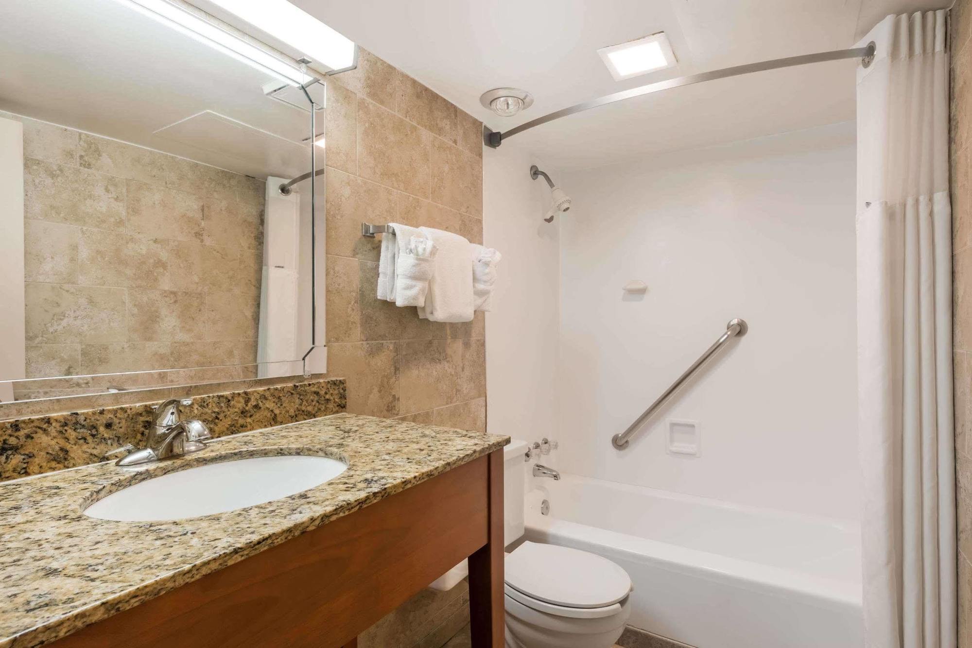 Hotel Ramada By Wyndham & Conference Center 3*